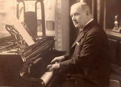 Franz Lehï¿½r am Klavier